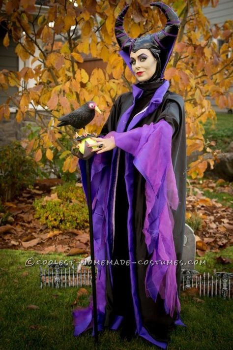 Cool Homemade Maleficent Costume Maleficent Halloween, Maleficent Cosplay, Maleficent Costume, Halloween 2013, Costume For Halloween, Homemade Costumes, Creative Costumes, Halloween Costumes Makeup, Fantasias Halloween