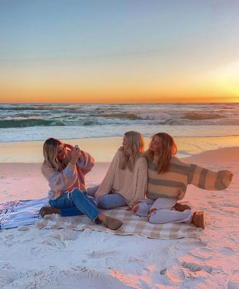 3 People Beach Pictures, 3 Sisters Poses, Cancun Photo Ideas, Sunset Pic Ideas, Friends Pictures Ideas, Goa Pics, Birthday Beach Trip, Trio Photoshoot, Sisters Poses