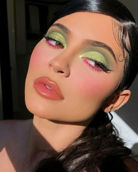 Image discovered by ★彡 𝐝𝐚𝐰𝐧 彡★. Find images and videos about makeup, kylie jenner and celebrities on We Heart It - the app to get lost in what you love. Paul Gray, Jenner Makeup, Kylie Jenner Makeup, Green Makeup, Makijaż Smokey Eye, Eye Makeup Designs, Colorful Eye Makeup, Green Eyeshadow, Edgy Makeup