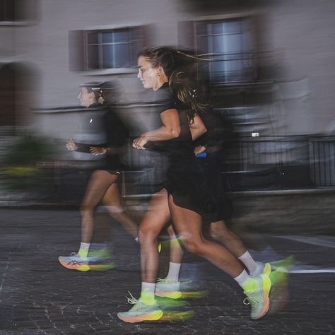 Half Marathon Astethic, Urban Running Photography, City Running Aesthetic, Nike Running Aesthetic, Running Aesthetic Women, Hyrox Aesthetic, Running Club Aesthetic, Night Running Aesthetic, Marathon Outfit Women