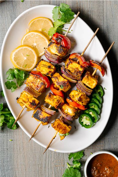 Imagine sinking your teeth into a perfectly roasted and tender paneer tikka with a crisp exterior and a mouth-watering blend of spices. This delectable Indian dish is sure to delight your taste buds and impress your guests at any gathering. Dive into this step-by-step Paneer Tikka Recipe to create this scrumptious dish in your own kitchen. Indian Dishes Photography, Paneer Tikka Plating, Panner Tikka Snap, Fish Tikka Photography, Panner Tikka Photography, Paneer Skewers, Paneer Tikka Photography, Malai Paneer Tikka, Farmers Kitchen