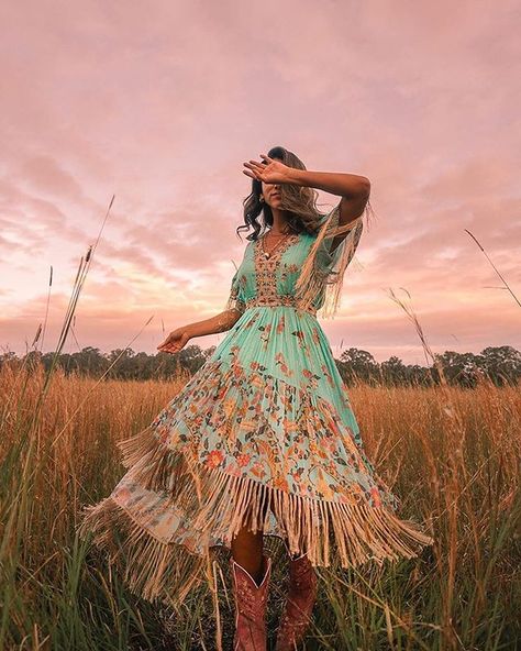 S P E L L en Instagram: “Sundown in our Hendrix Tassel Dress with @maya_gypsy ✨🌾” Relaxed Updo, Sunset Soiree, Bohemian Long Dress, Horse Dress, Dazzling Dress, Strappy Maxi Dress, Hippie Dress, Mumu Dress, Tassel Dress