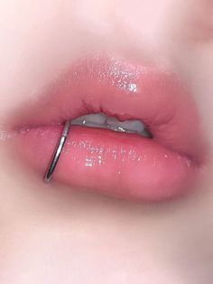 Lip Ring Aesthetic, Piercing Labret Lateral, Piercings Boca, Side Labret Piercing, Piercing Boca, Side Labret, Middle Lip Piercing, Lip Piercing Labret, Lip Piercing Ring