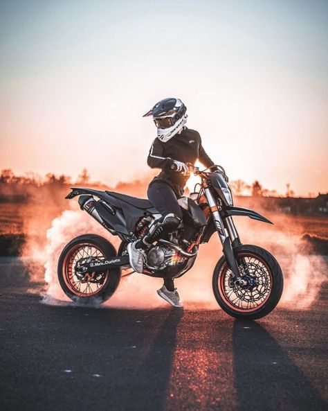 Girl Motorcyclist, Couple Motard, Motocross Photography, Xe Ducati, Motocross Girls, Motocross Love, Cool Dirt Bikes, Image Moto, Motorcross Bike