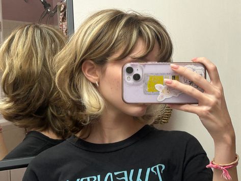 Grunge Blonde And Brown Hair, Blond Highlights For Short Hair, Short Shag Brown Hair With Highlights, Short Chunky Layered Hair, Short Hair Blond Highlight, Colored Hair Inspo Short, Chunky Brown And Blonde Hair, Short Hair With Bangs Blonde Highlights, Short Light Layered Hair