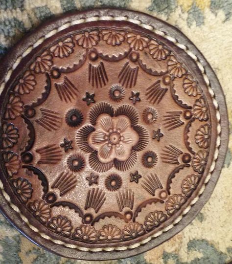 Leather Coasters Design, Leather Stamping Patterns, Leather Mandala, Handmade Leather Work, Leather Coaster, Leather Stamping, Custom Leather Belts, Leather Tooling Patterns, Diy Leather Projects