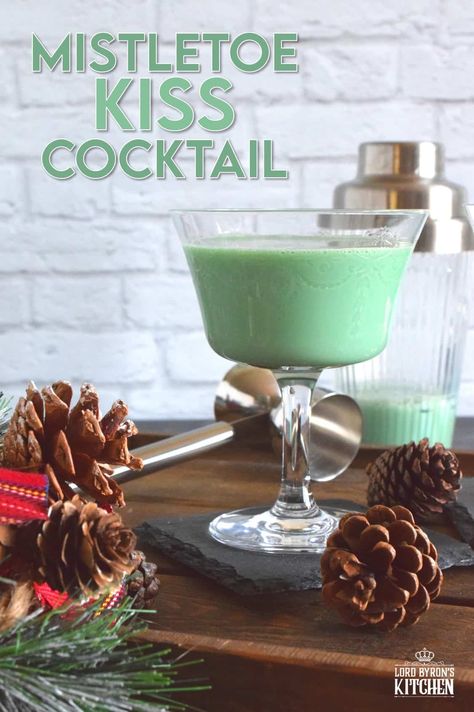 Mint Christmas Cocktail, Mint Drinks Alcohol, Mistletoe And Margaritas Party, Mint Cocktail Recipes, Xmas Drinks Christmas Cocktails, Creme De Menthe Drinks, Grinch Cocktails, Fun Christmas Drinks, Beef Masala