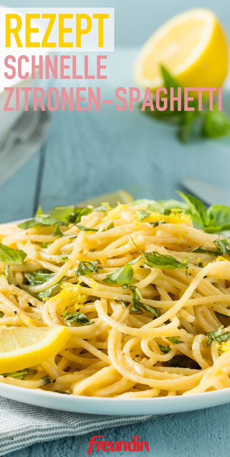 Wer Zitronen mag, wird dieses Rezept lieben! Die säuerlich-würzige Sauce lässt sich blitzschnell zubereiten – wir verraten, wie es geht Lime Dessert Recipes, Lemon Spaghetti, Spaghetti Squash Recipes, Spicy Sauce, Squash Recipes, Recipes Chicken, Spaghetti Squash, Crockpot Recipes Easy, Unique Recipes