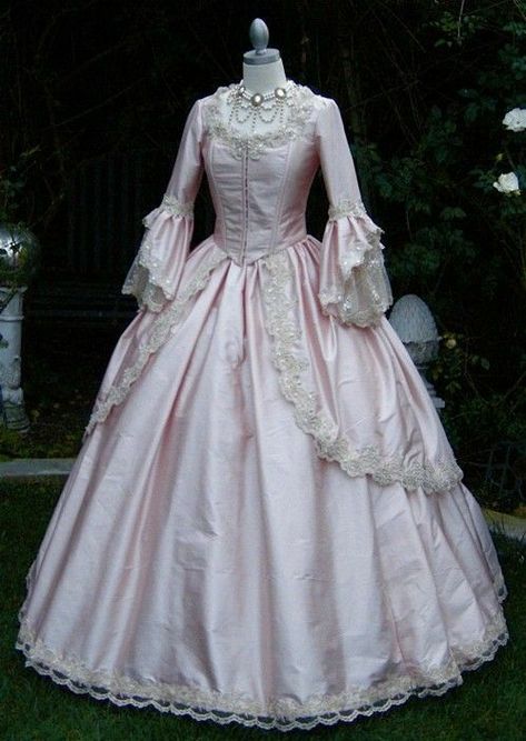 Istoria Modei, Historical Gowns, Old Fashion Dresses, 18th Century Fashion, Old Dresses, Fantasy Gowns, Medieval Dress, فستان سهرة, Fairytale Dress