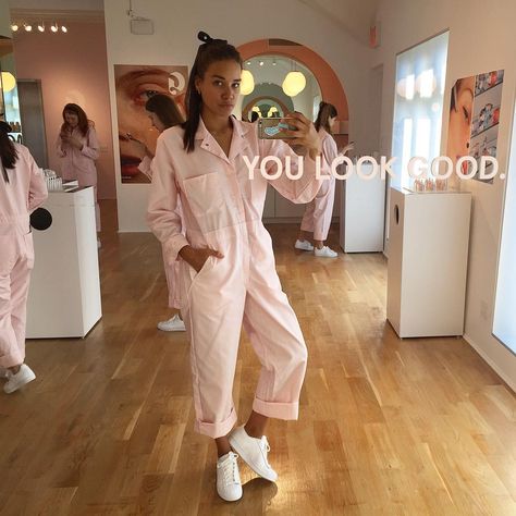 Glossier Opens Their First Store - Glossier Beauty Showroom in NYC Glossier Showroom, Beauty Salon Uniform Ideas, Glossier Beauty, Salon Uniform, Grow Social Media, Retail Marketing, New York City Travel, Pop Up Store, Make Money Blogging