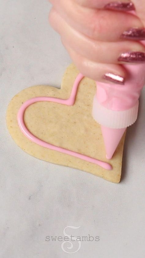 Valentine Cookies Royal Icing Recipe, Sugar Cookie Icing Valentines, Royal Icing Cookies With Sprinkles, Cookie Decorating Necessities, Valentine Icing Cookies, Easy Valentines Cookies Decorated, Valentine Cookie Ideas Royal Icing, Sugar Cookie Designs Valentines Day, Valentine Decorated Cookies Ideas