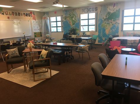 My high school flexible seating classroom. #ushistory -Mrs Sandoval www.mrssandoval.com Scandi Classroom, Flexible Seating Classroom High School, High School Classroom Design, Middle School Teacher Ideas, Classroom Middle School, Alternative Seating Classroom, Ideal Classroom, Flexible Seating Classroom, Dream Classroom