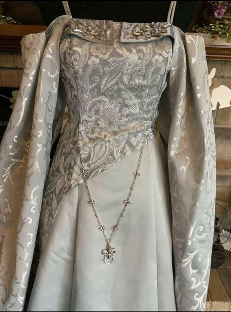 Silver Fantasy Outfit, House Tyrell Fashion, Got Inspired Dress, Silver Medieval Dress, House Arryn Dress, Aelin Dress, Labyrinth Outfit, Winterfell Dress, Mideval Dress