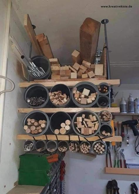 Officine In Garage, Basement Workshop, Garage Organization Tips, Koti Diy, Garage Organisation, Garage Workshop Organization, Lumber Storage, Garage Tool Storage, Woodworking Joinery