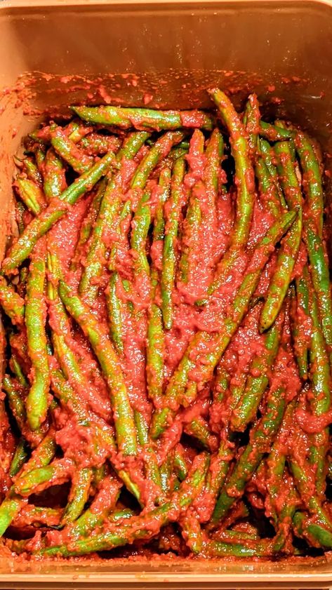 Green Bean Kimchi - Insane in the Brine Laba Garlic, Kimchi Dishes, Fermented Green Beans, Pickled Items, Asian Green Beans, Fermented Recipes, Salted Shrimp, Pickled Green Beans, Preserving Vegetables