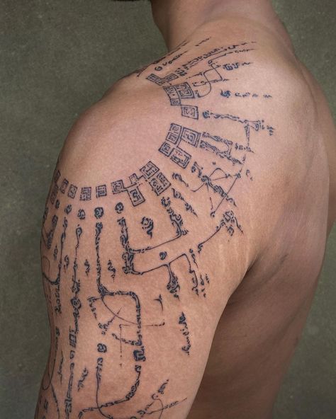 Daoist Tattoo, Unique Men Tattoos, Deltoid Tattoo, Spine Tattoos For Black Women, Dope Hand Tattoos For Women, Circuit Tattoo, Cyberpunk Y2k, Cybersigilism Tattoo, Cyberpunk Tattoo