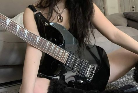 Guitar Girl Aesthetic, Gitar Vintage, Images Terrifiantes, Rockstar Aesthetic, Guitar Obsession, Guitar Girl, Musica Rock, I'm With The Band, Music Aesthetic