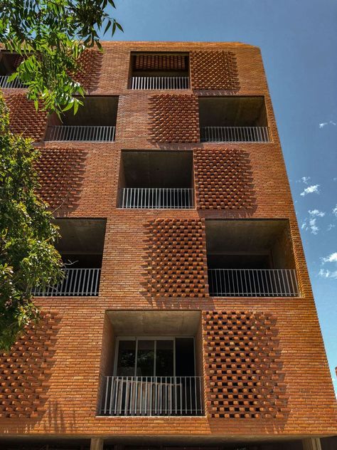 Gallery of Damero Building / Francisco Cadau Oficina de Arquitectura - 9 Brick Facade Design, Brick Building Architecture, Brick Apartment Building, Najdi Architecture, Brick Elevation, Bricks Facade, Apartment Building Exterior, Wood And Brick, Thornton Heath