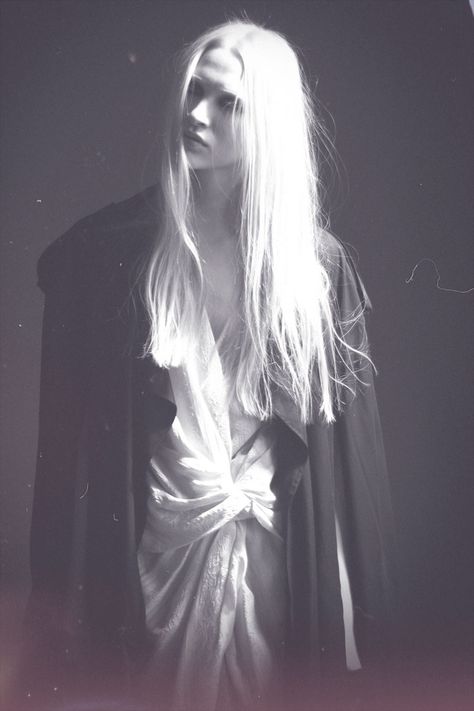 Roi Arthur, Glitter Photography, Long White Hair, Foto Art, White Photo, The Villain, White Hair, Hetalia, Pose Reference