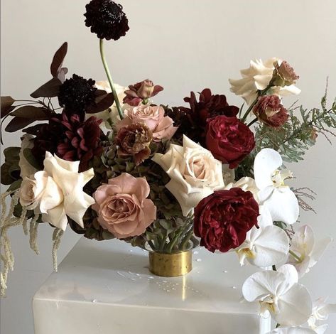 February Wedding Decorations, Moody Wedding Flowers, Dark Red Wedding, Romantic Wedding Colors, Table Florals, Burgundy And Blush Wedding, Fall Wedding Color Palette, February Wedding, Moody Wedding