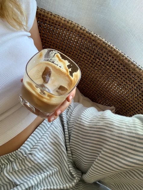 Everything Pink Aesthetic, Ice Coffee Aesthetic, Morning Coffee Aesthetic, Morning Iced Coffee, Pink Matcha, Coffee Obsession, Aesthetic Coffee, Coffee Addict, Coffee Time