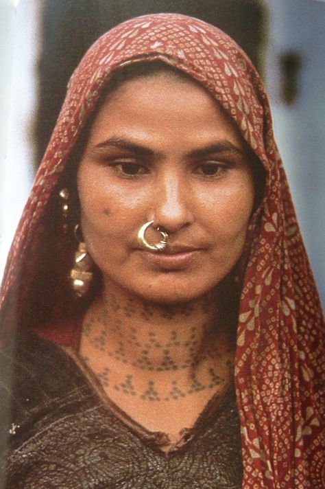 Ethnic Tattoo, Ethereal Jewelry, Bengali Art, Triangle Tattoos, Indian Tattoo, Slick Hairstyles, Face Tattoo, Ancient Jewelry, Urban Dresses