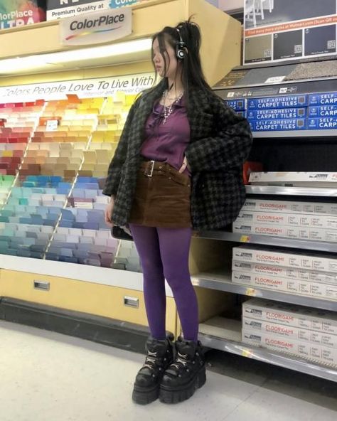 Lo Fi Aesthetic Outfits, Outfits With Purple Hair, Outfits With Colored Tights, Colored Tights Outfit Aesthetic, Purple And Brown Outfit, Corean Style Outfits, Colorful Grunge Outfits, Purple Tights Outfit, Colorful Tights Outfit