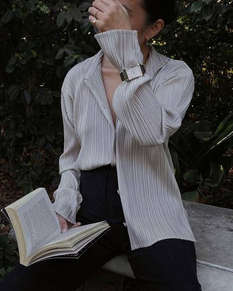 Plisse Shirt Outfit, Shirt With Jeans, White Tee Shirts, Poplin Top, Fashion People, Summer Fashion Trends, Print Bodysuit, Wide Brimmed Hats, Fashion Editor