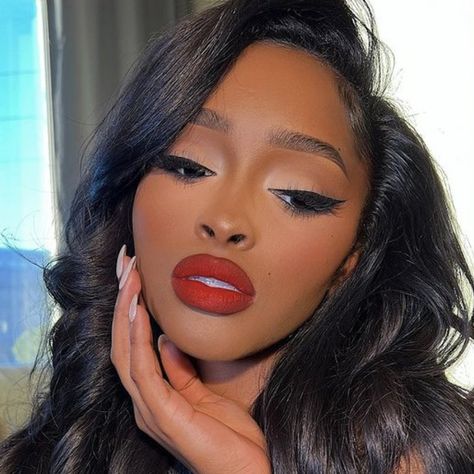 Engagement Photo Makeup, Cabelo Pin Up, Black Bridal Makeup, Red Lipstick Makeup Looks, Birthday Makeup Looks, Red Lips Makeup Look, Natural Glam Makeup, Red Lipstick Makeup, Makeup For Black Skin