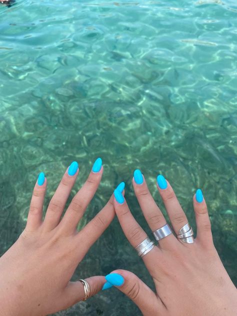 Terquas Nails, Torquise Blue Color Nails, Nails Acrylic Turquoise, Cute Summer Beach Nails, Two Color Nails On Each Hand, Nails Teal Blue, Bright Teal Nails, Short Teal Nails, Nails For Vacation Beach