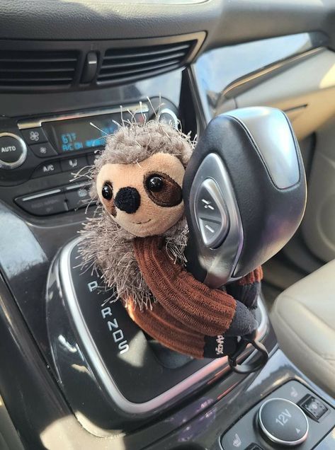 Gear Shift Accessories, Sloth Car Accessories, Car Decorations Interior Grunge, Mens Car Accessories, Inside Jeep Aesthetic, Cute Car Decor Aesthetic, Inside Car Ideas Aesthetic, Inner Car Decor, Inside Car Decorations Aesthetic