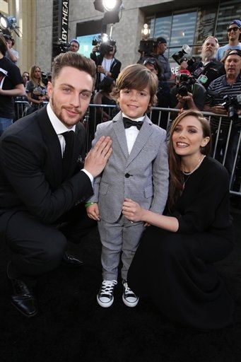 Aaron Taylor-Johnson, Carson Bolde, and Elizabeth Olsen at the Premiere of "Warner Bros. Pictures And Legendary Pictures' Godzilla" in 2014. Aaron Taylor Johnson And Elizabeth Olsen, Aaron Taylor Johnson Godzilla, Celebrity Duos, Maximoff Twins, Taylor Johnson, Legendary Pictures, Aaron Johnson, Avengers Cast, Lizzie Olsen