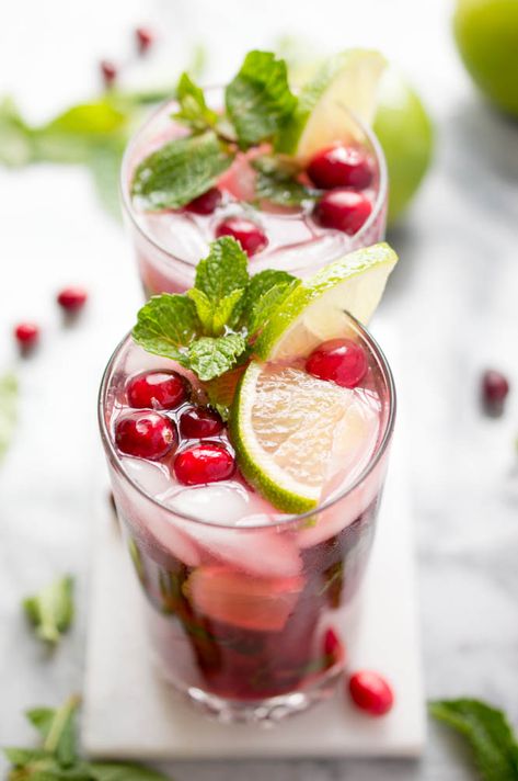 Fun Holiday Cocktails, Vodka Cranberry Cocktail, Pomegranate Mojito, Pomegranate Cocktails, Cocktail Champagne, Mojito Recept, Champagne Punch, Pomegranate Recipes, Cranberry Vodka