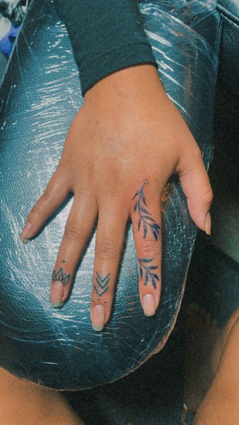 Bobby Tattoo, Tattoos Hands, Tattoo Fingers, Girl Finger Tattoos, Harry Tattoos, Thumb Tattoos, Tiny Tattoos For Women, Cowgirl Tattoos, Cute Finger Tattoos