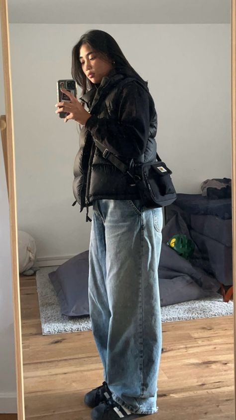 Baggy Jeans Women Aesthetic, Mid Size Baggy Jeans Outfit, Adidas Superstar Outfit Ideas, Weekday Jeans Outfit, Adidas Superstar Outfit Aesthetic, Women Baggy Jeans Outfit, Black Baggy Cargo Jeans, Spezials Adidas Outfit, Very Baggy Jeans Outfit