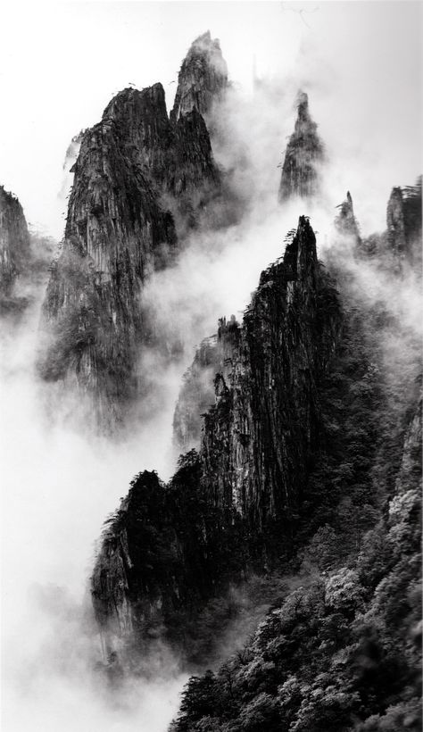 #069 18 Disciples of Buddha down mountain ridges, taken at Dawn Pavillion, May 1984, 3 PM Misty Scenery, Yellow Mountains, Huangshan, Zhangjiajie, Black And White Photo Wall, Art Chinois, Painting Collection, Chinese Brush, Black And White Photograph