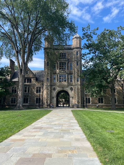 College Au Aesthetic, Umich Campus, Umich Aesthetic, Vision Binder, College Core, Campus Aesthetic, College Studying, Dream University, Future Board