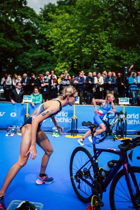 Triathlon Women Aesthetic, Triathlete Women, Triathlon Aesthetic, Triathlon Women, Women Cyclists, Track Meet, Iron Woman, Ironman Triathlon, Triathlon Training