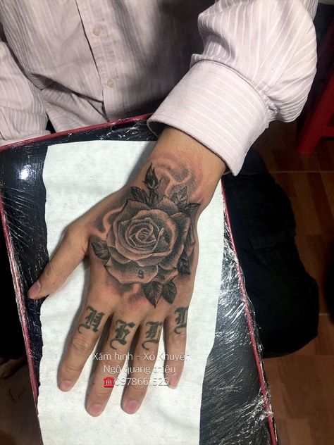 Hand Tattoo Rose Men, Flower On Hand Tattoo, Rose Hand Tattoo Men, Unique Hand Tattoos For Men, Cool Hand Tattoos For Men, Trendy Hand Tattoos, Rosen Tattoo Mann, Tattoo Main, Hand Tattoos For Men