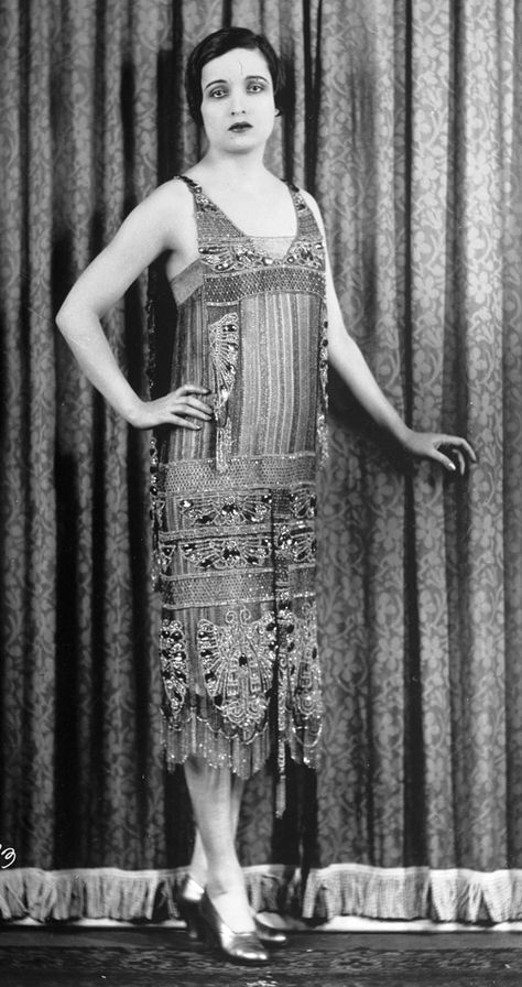 Original 1920s flapper photo 1920s Evening Gowns, Look Gatsby, 1920s Evening Dress, 1920 Style, Style Année 20, Flapper Girls, 1920s Women, Patron Vintage, Old School Fashion