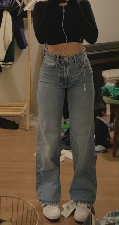 Outfit Inspo For Jeans, Cute Outfits Blue Jeans, Fitted Mom Jeans, It Girl Jeans, Fitted Pants Outfit Jeans, Cute Aesthetic Jeans, Light Wash Jeans Aesthetic, Light Wash Jeans Outfit Aesthetic, Light Blue Wash Jeans Outfit