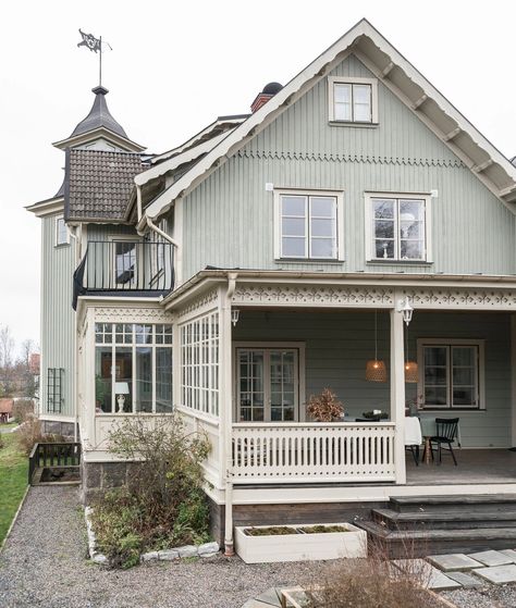 A Swedish Country House Decorated in Soft Pastel Tones — THE NORDROOM Dröm Hus Planer, Swedish Country House, Tower Room, Home Ideas Kitchen, Eclectic French Country, House Of Hackney Wallpaper, Four Square Homes, Swedish Home, Stockholm Apartment