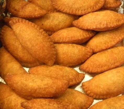 Recipe I'd Like to Learn- Fried Empanada Filipino Empanada, Chicken Empanada Recipe, Pork Empanadas, Dessert Crepes, Filipino Dessert Recipes, Pinoy Dessert, Filipino Food Dessert, Dessert Halloween, Empanadas Dough