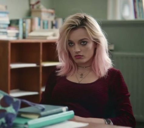 Maeve Wiley Pink Hair, Maeve Wiley Hair, Meave Wiley Outfit, Maeve Wiley Icons, Maeve Wiley Outfits, Maeve Wiley, Emma Mackey, I Love Cinema, Pretty Hairstyles