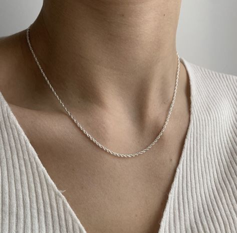 Minimalistic Silver Necklace, Simple Silver Chain Necklace, Everyday Silver Necklace, Silver Necklace Stack Dainty, Silver Chains For Women Simple, Simple Silver Jewelry Aesthetic, Silver Chain Necklace Aesthetic, Cmbyn Clothes, Talia Aesthetic