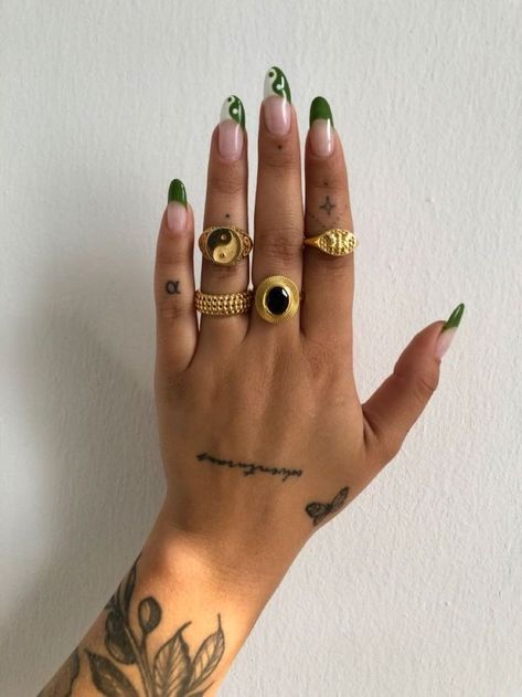 Rihanna Hand Tattoo, Nail Design Glitter, Finger Tats, Hand And Finger Tattoos, Pretty Hand Tattoos, Stylish Tattoo, Hand Tats, Tasteful Tattoos, Stylist Tattoos