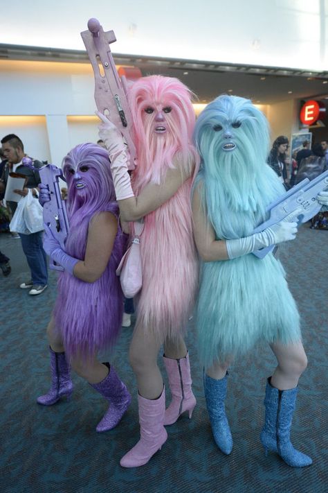 30 weird and wonderful cosplay costumes from Comic-Con 2015  - DigitalSpy.com Cosplay Outfit Ideas, Las Vegas Costumes, Weird Costumes, Fun Costumes, Material Ideas, Funny Cosplay, Easy Cosplay, Crazy Costumes, Black Halloween Dress