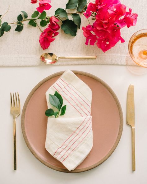 Wedding Napkin Folding, Diy Napkin Folding, Creative Dinner, Napkin Folding Tutorial, Fancy Napkin Folding, Easy Napkin Folding, Cloth Napkin Folding, Paper Napkin Folding, Creative Napkins