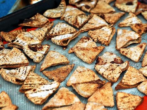 Cinnamon Pita Chips with Cream Cheese Yogurt Dip #wholegrain Healthy Pita Chips, Cinnamon Pita Chips Recipe, Hummus And Pita Chips, Pita Chips And Hummus, Cinnamon Pita Chips And Dip, Baked Pita Chips, Homemade Pita Chips, Unhealthy Snacks, Whole Wheat Pita