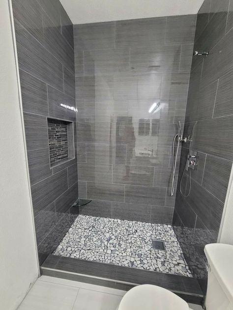 Stone Shower Tile Ideas, Gray Master Shower Ideas, Grey Stone Shower Ideas, Current Shower Tile Trends, White Grey Shower Tile Ideas, Modern Restroom Ideas Shower Tiles, Grey Tiled Shower Ideas, Gray Bathroom Shower Ideas, Grey Bathroom Shower Ideas